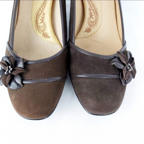 Sofft Brown Suede Kitten Heel Pumps with Bow - Picture 2 of 7